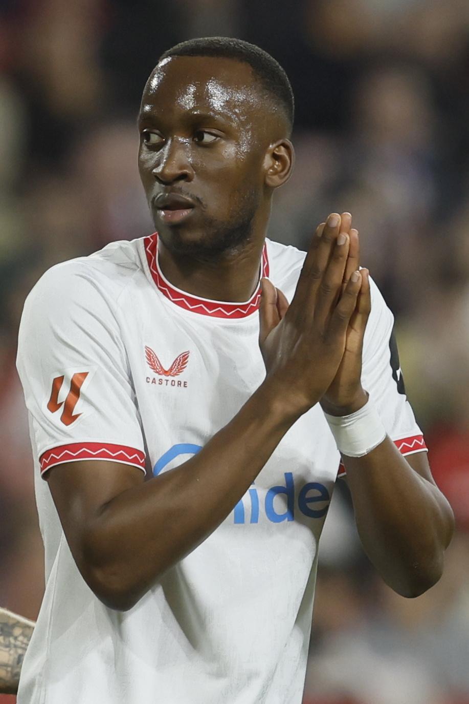 包含塞维利亚门将表现神勇，获赞誉无数的词条