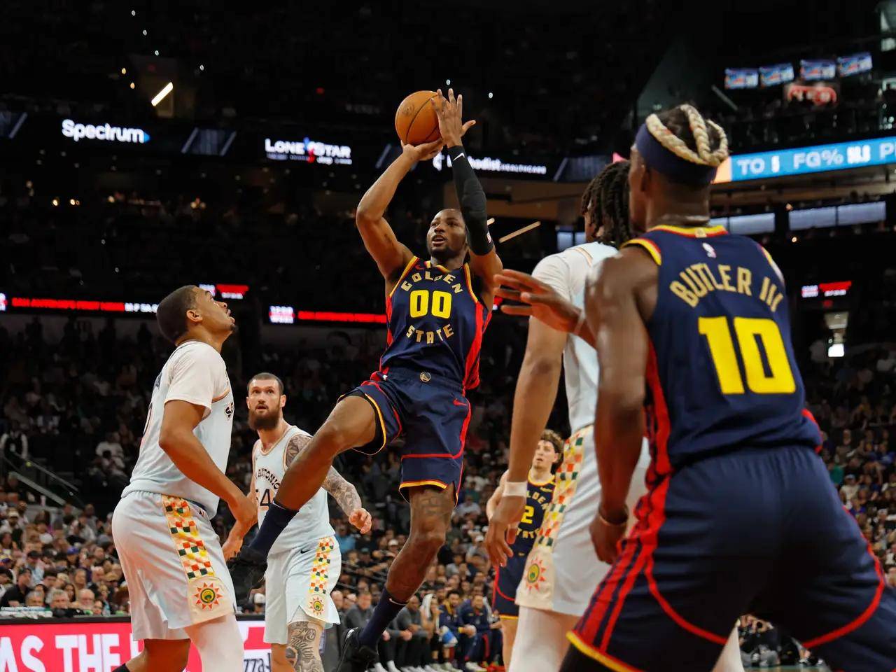 关于猛龙主场大胜开拓者，取得双杀的信息