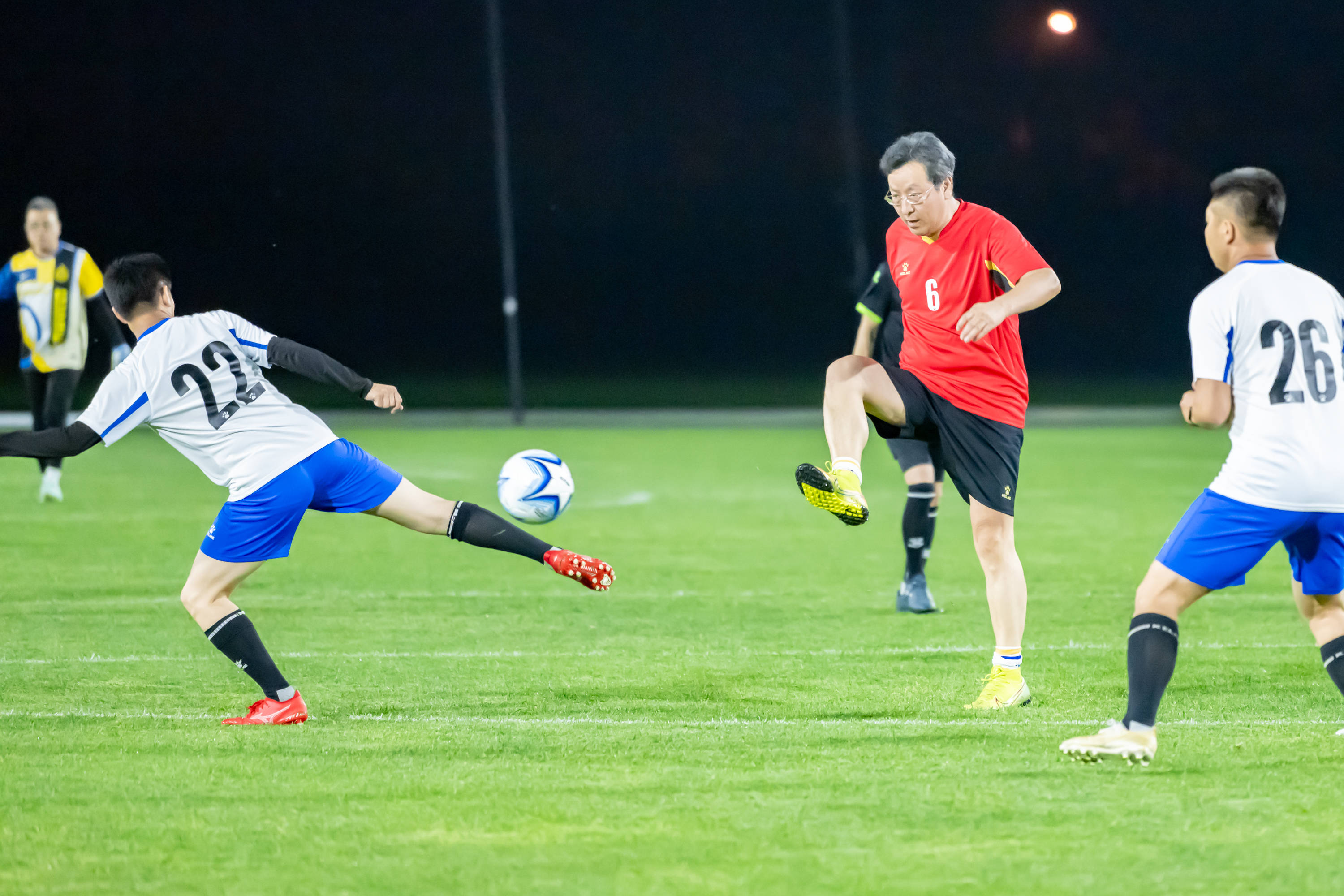 劲爆足球赛事让球迷们热血沸腾