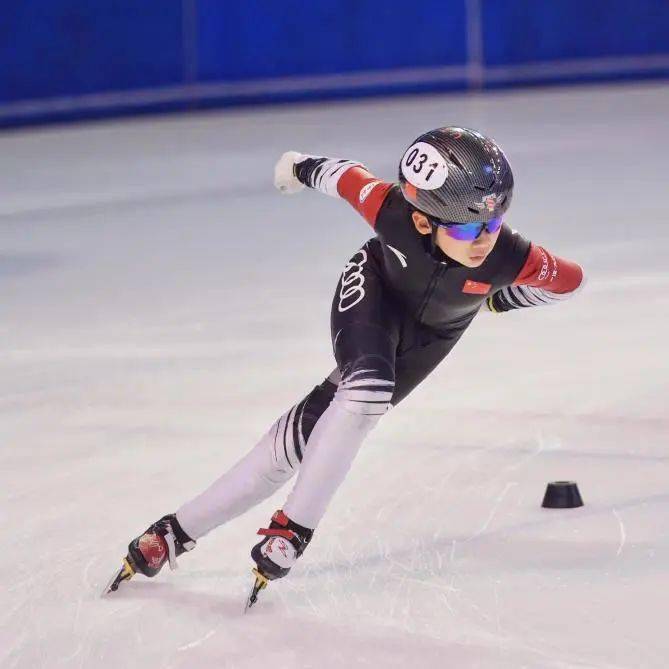 关于意大利田径选手在短道速滑赛场上斩获佳绩的信息