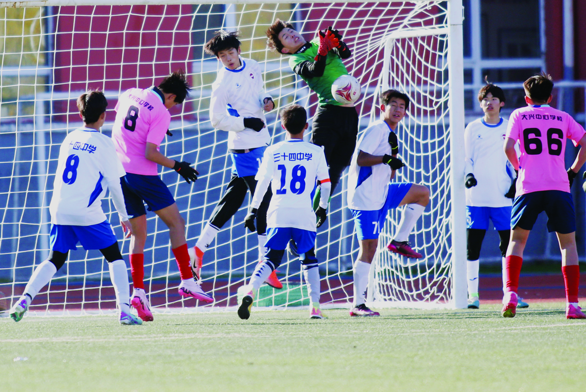 精彩足球对抗，队员们奋力一搏争胜