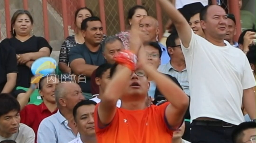 篮球比赛现场气氛热烈，球迷呐喊助威