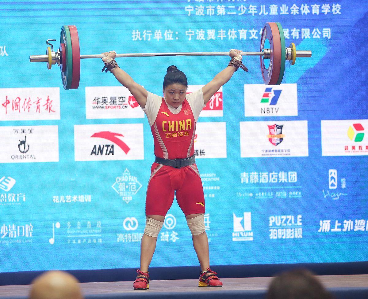 俄罗斯举重选手突破个人最好成绩，全力以赴