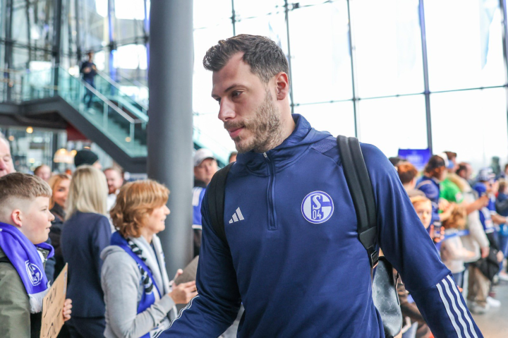 沙尔克队员们精彩发挥，赢得胜利！