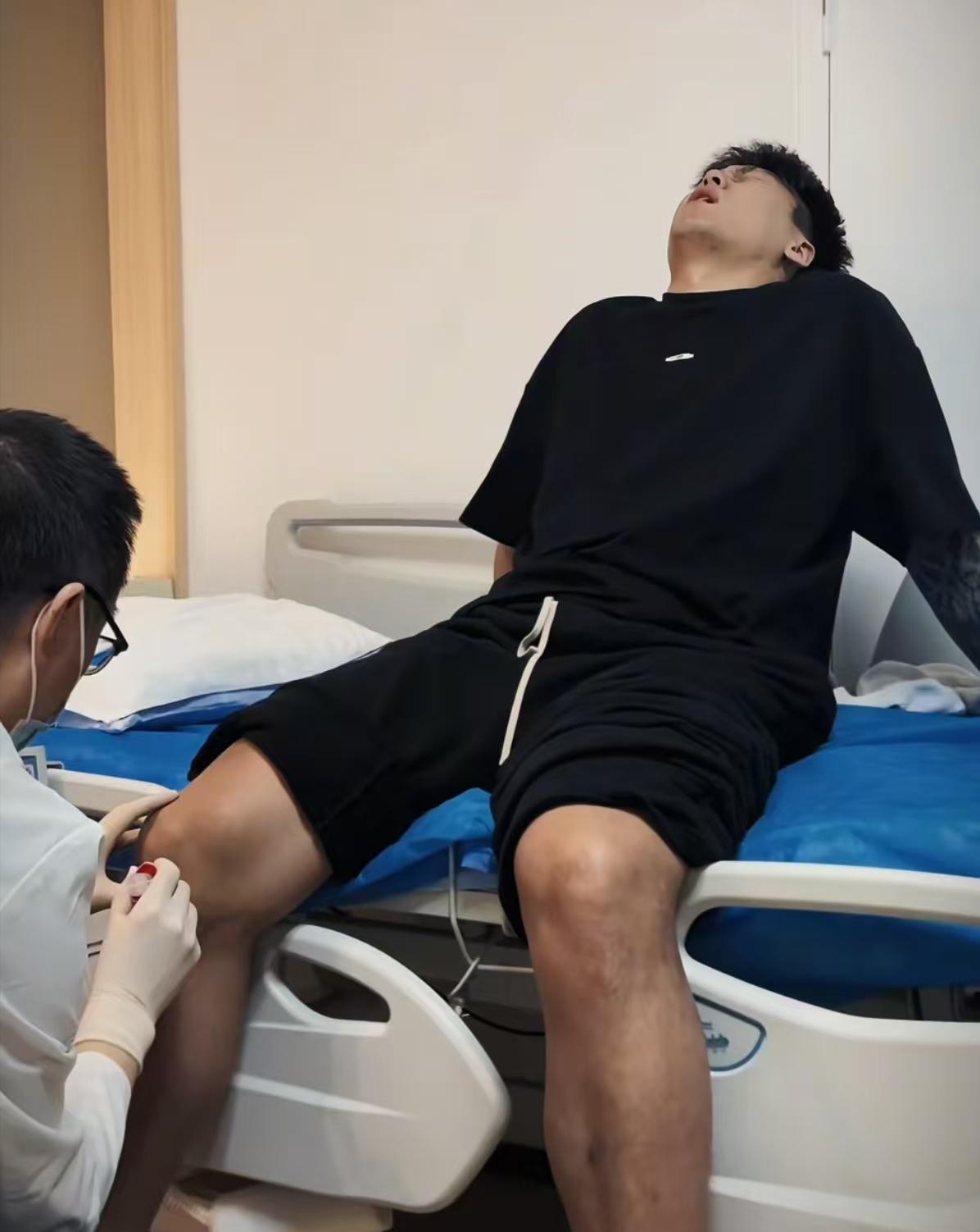 篮球明星因伤势恢复良好晒出康复照片