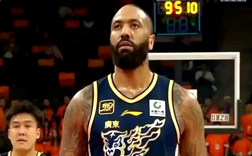 包含广东宏远队主场取得六连胜，稳居榜首位置的词条