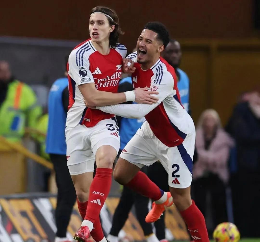 包含帕德斯华百利客场告捷，继续积分领先的词条