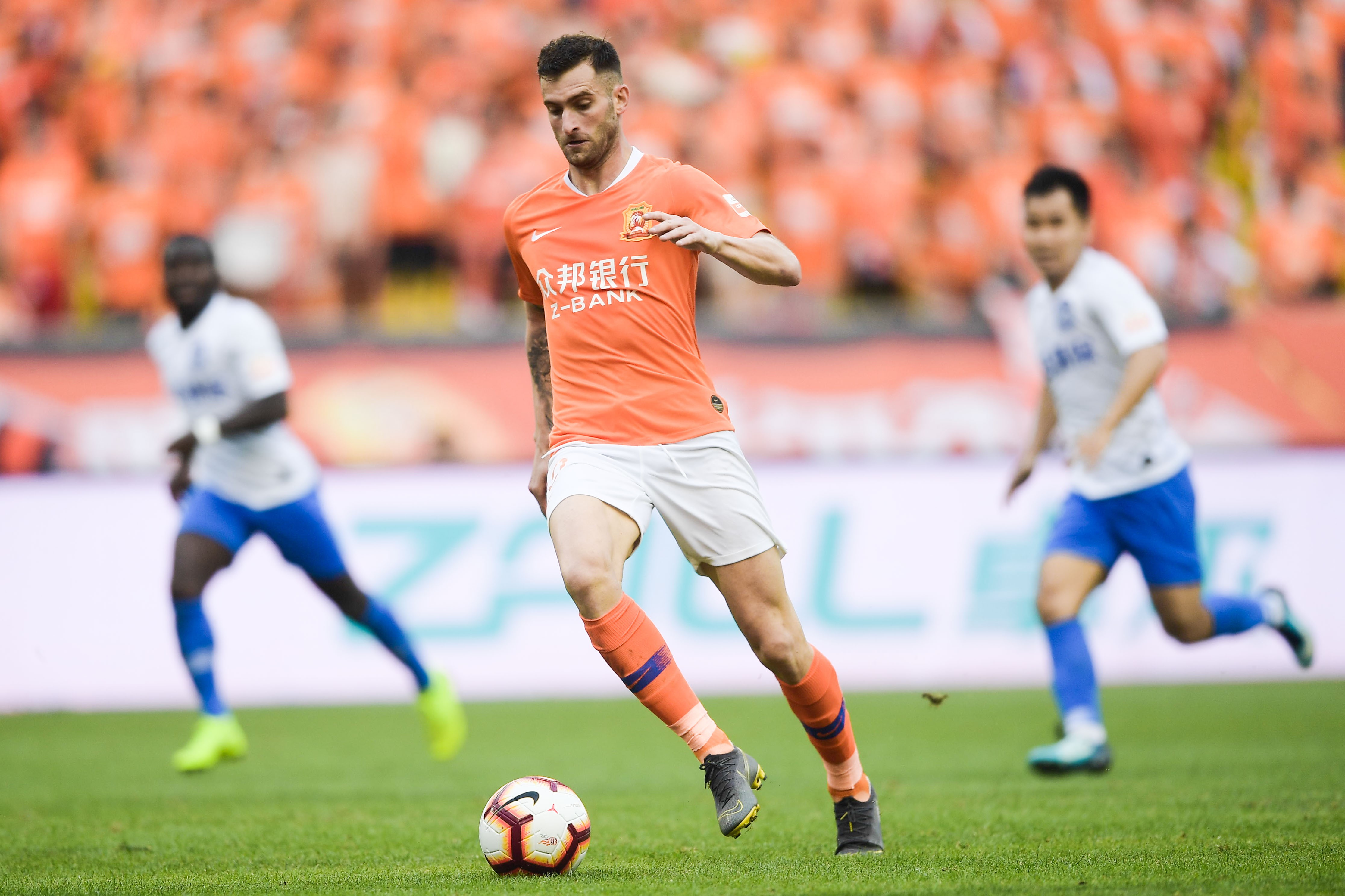 天津泰达主场喜获全胜，豪迈领先