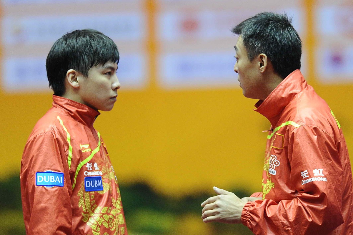 运动员在比赛中力克对手赢得胜利