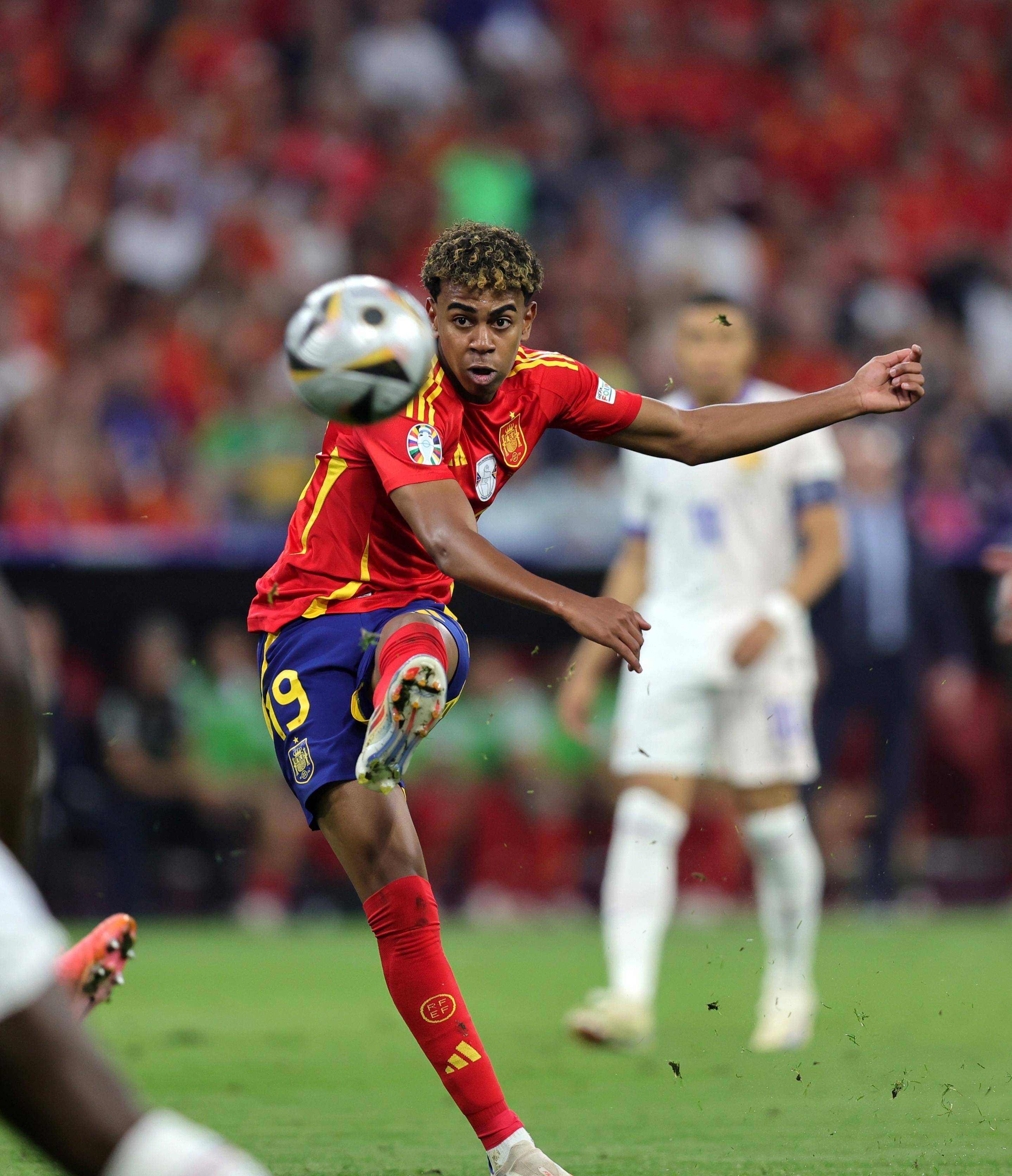 西班牙队在关键比赛中大胜克罗地亚，轻松晋级