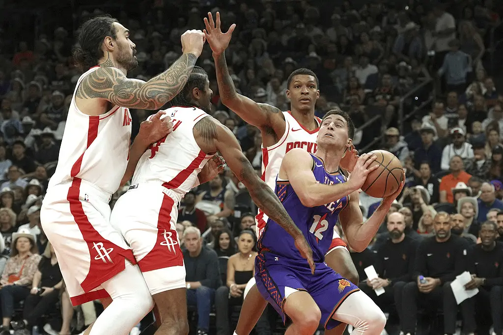 篮球比赛中球员们展现出了紧张的竞争态势