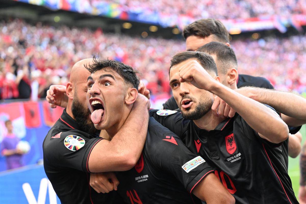 包含匈牙利迎来难缠对手，与塞尔维亚交锋的词条