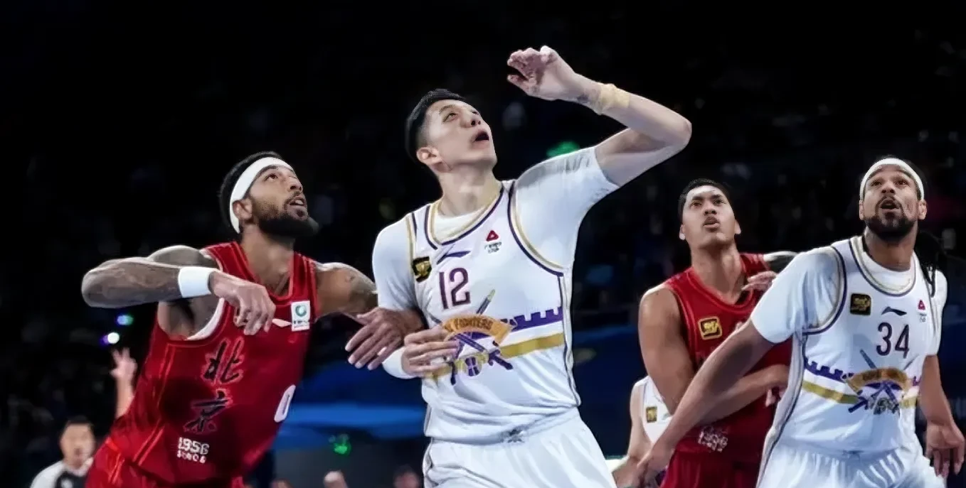 中国篮球联赛焦点战即将打响，豪强对决胜负难料