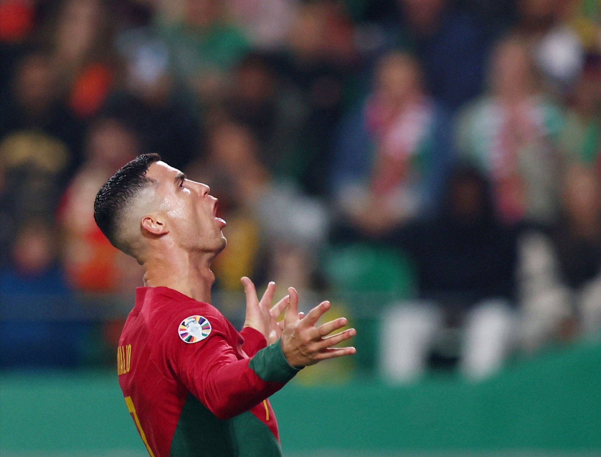 欧国联战况激烈进行中，球队实力有所斩获