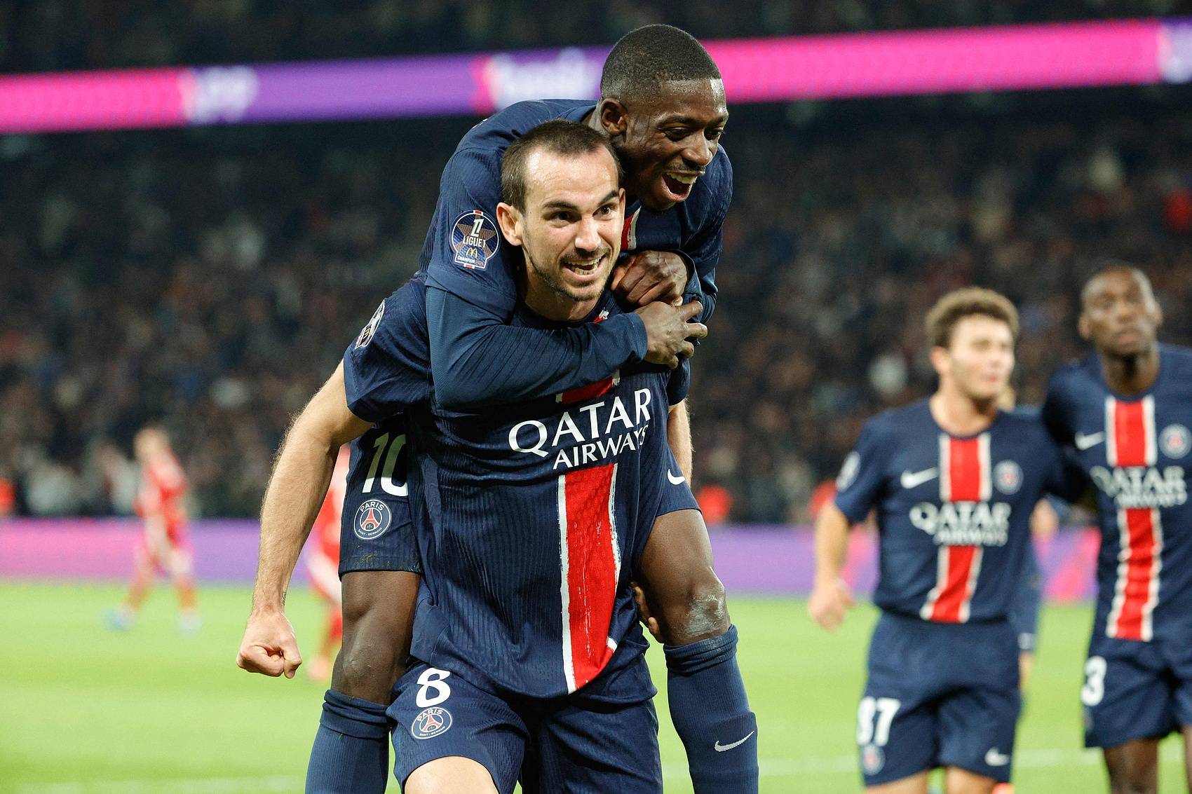 包含法甲女足联赛：巴黎女队强势登顶的词条