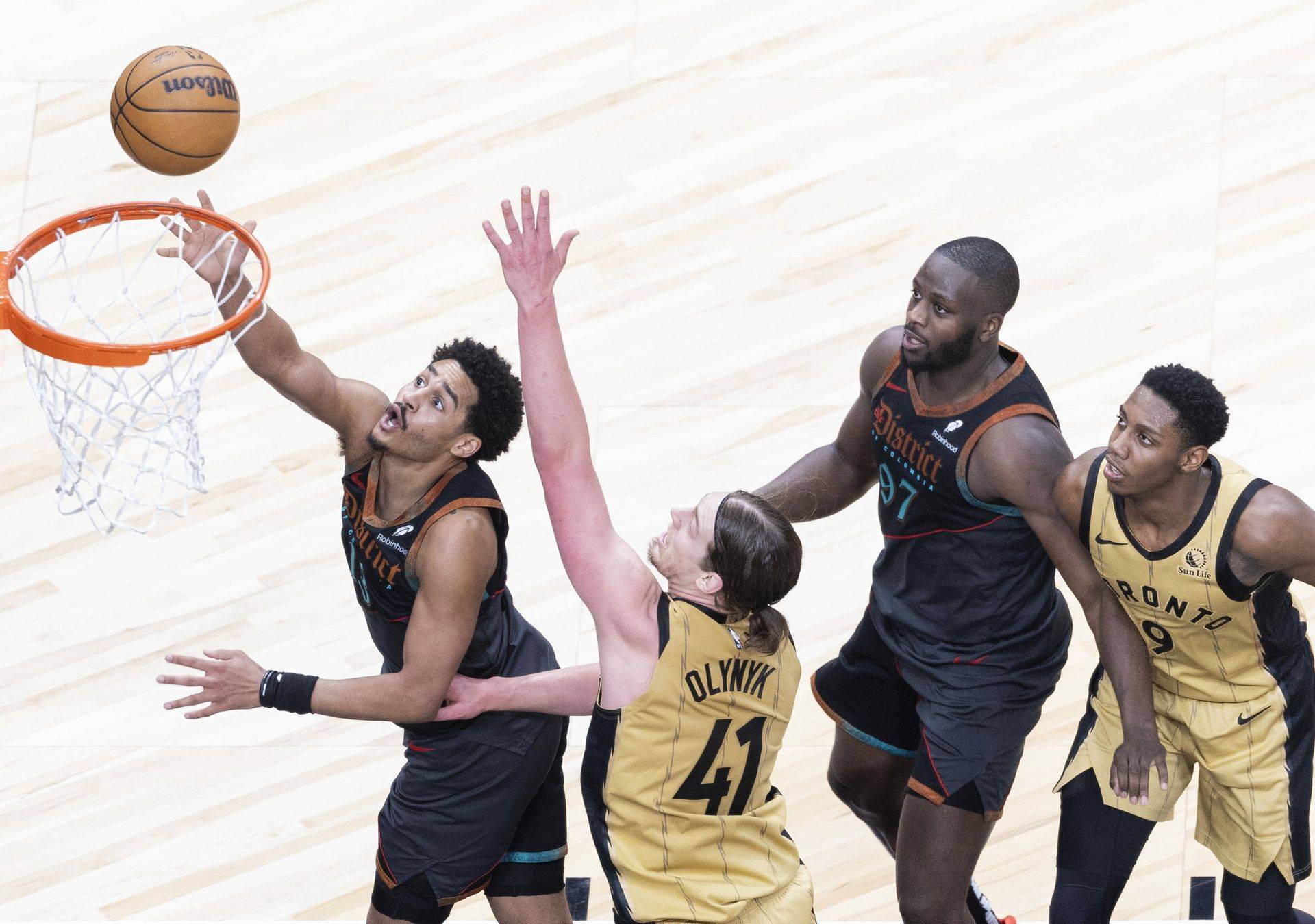 猛龙队客场夺胜，掀翻魔术横扫对手