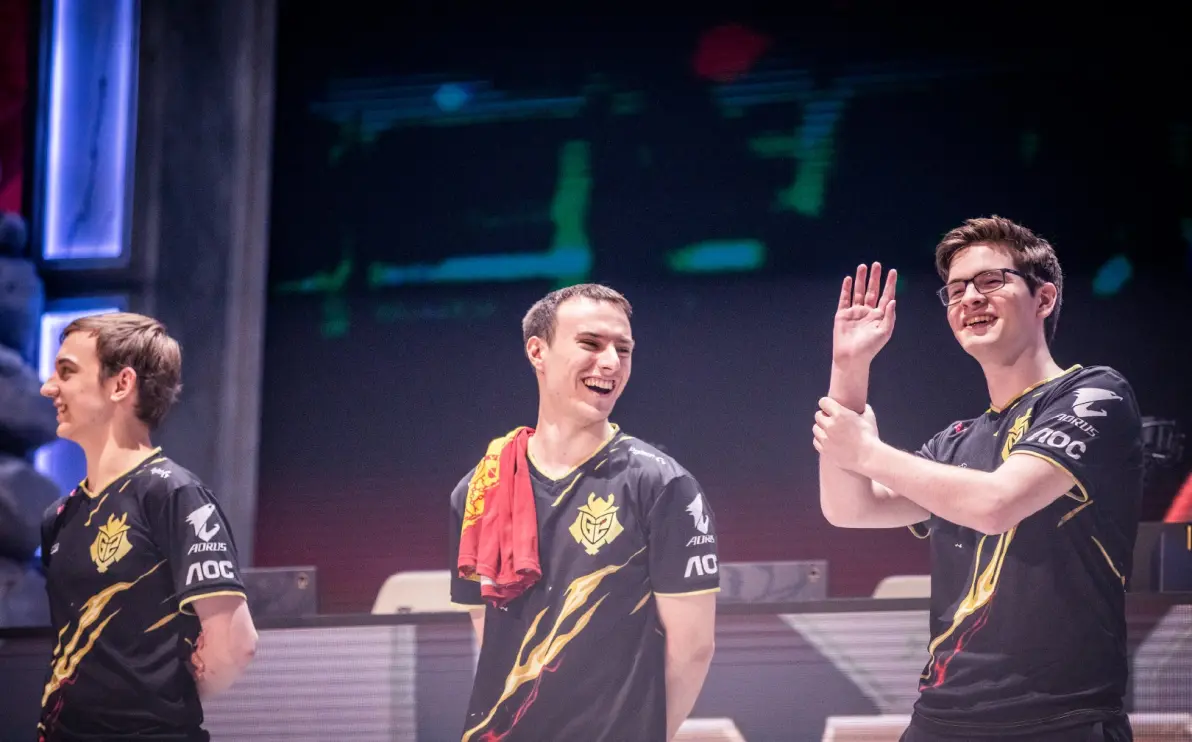 包含C9轻取FPX，JackeyLove线上压制力十足顶尖较量2025世界赛，锁定晋级资格的词条