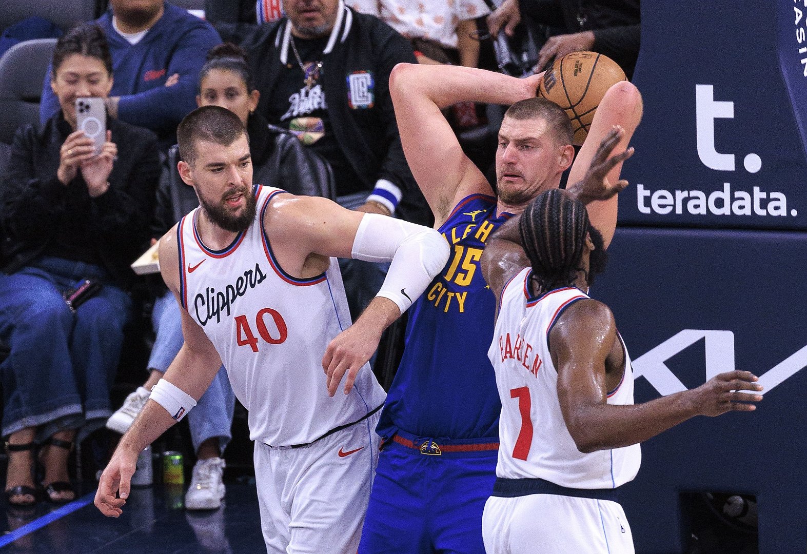 魔术师发挥神勇领涨球队夺胜