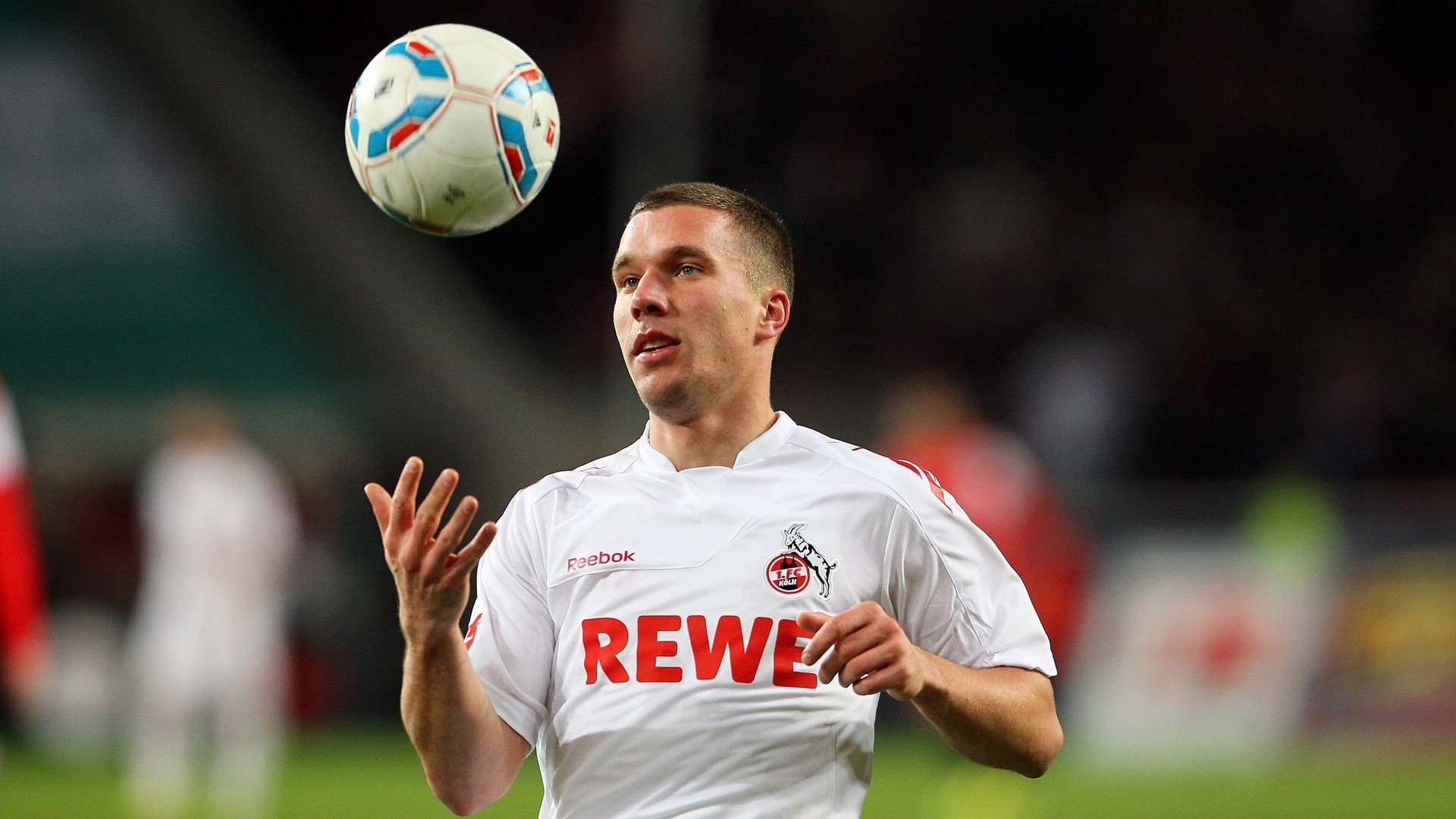 奥亚尔萨瓦尔导演三球盛宴，塞维利亚将里昂的尊严钉在皮斯胡安